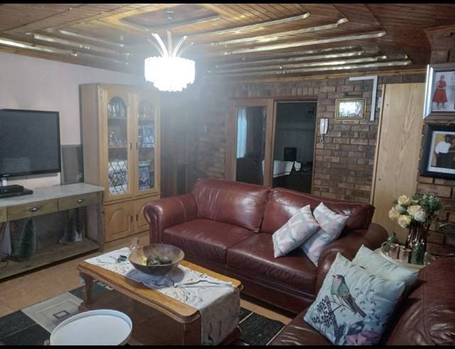 4 BEDROOM FREEHOLD FOR SALE IN VOSLOORUS EXT 10